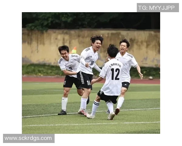 国内足球球星齐聚一堂合影留念 展现团结与荣耀风采 国内足球球星齐聚一堂合影留念 展现团结与荣耀风采