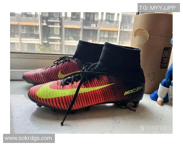 球星穿着足球鞋奔跑在绿茵场上的英姿尽显魅力