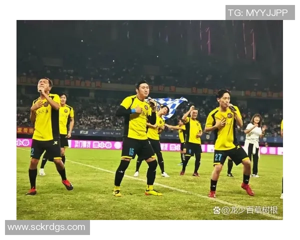 足坛俊朗巨星闪耀绿茵赛场激情与荣耀并存的传奇瞬间 足坛俊朗巨星闪耀绿茵赛场激情与荣耀并存的传奇瞬间